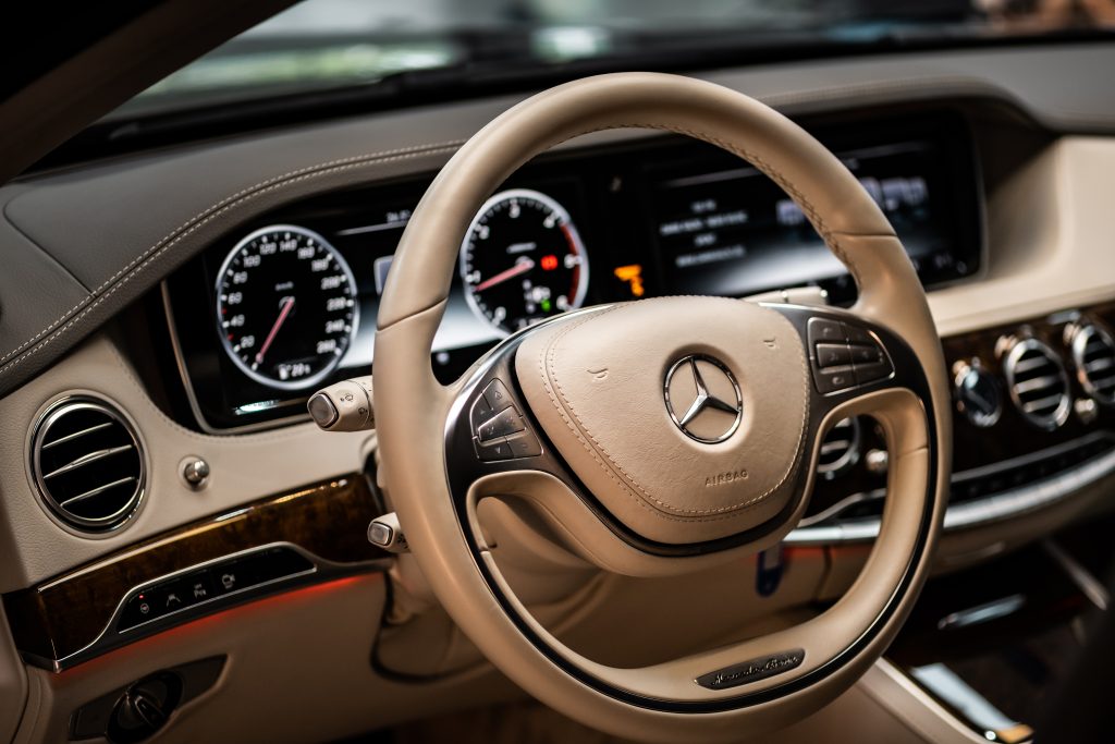 Светъл кожен интериор на Mercedes след професионална грижа